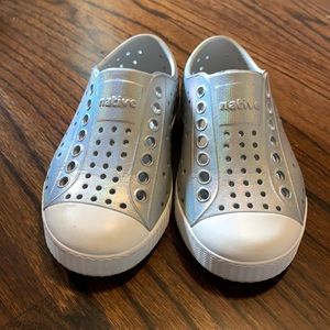 Iridescent silver natives size toddler 8
